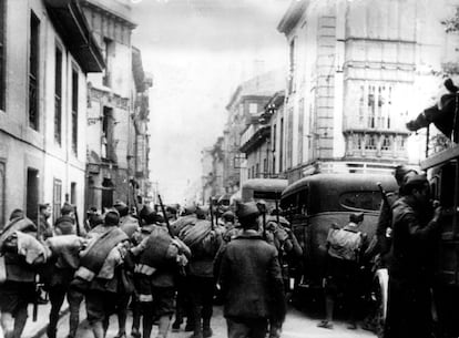 Las tropas del general López Ochoa y las fuerzas del Ejército de África entran el 12 de octubre de 1934 en la ciudad de Oviedo tras reducir los últimos focos rebeldes de la fábrica de armas y una estación de radio.