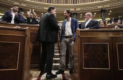 El diputado por ERC Oriol Junqueras (de espaldas) conversa con líder de Unidas Podemos, Pablo Iglesias.