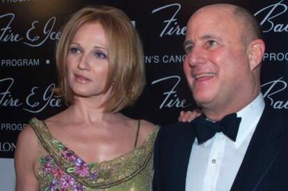 Ellen Barkin y Ronald Perelman llegando a  una fiesta cuando estaban felizmente casados.