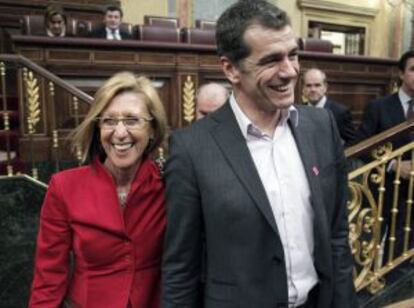 Rosa D&iacute;ez, junto al diputado de su grupo Toni Cant&oacute;, a su llegada al Congreso.
 