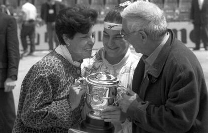 La tenista Arantxa Sánchez Vicario con sus padres, tras ganar el Roland Garros de Tenis en 1994.