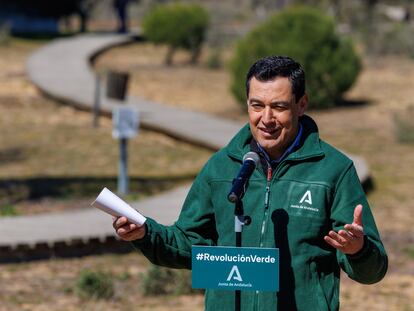 El presidente de la Junta de Andalucía, Juanma Moreno, en marzo, en el parque de Doñana.