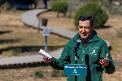 El presidente de la Junta de Andalucía, Juanma Moreno, en marzo, en el parque de Doñana.