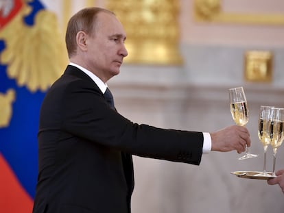 El presidente ruso, Vladímir Putin, sostiene una copa en una ceremonia en el Kremlin, en 2016.