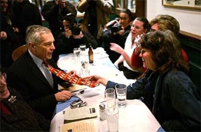 Wesley Clark bromea con sus asesores en un descanso de la campaña electoral, ayer en New Hampshire.