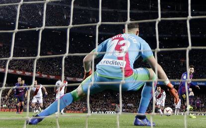 Lionel Messi marca de penalti el segundo gol del Barcelona.