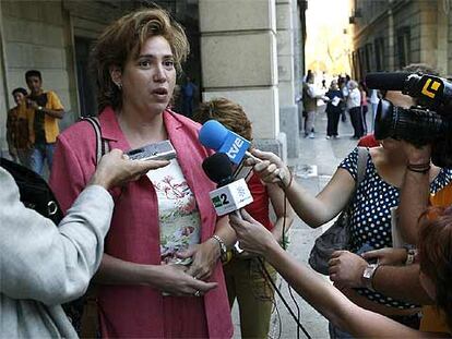 Inmaculada Larrinaga, en la puerta de los juzgados, ayer.