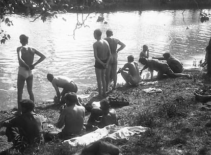 Una de las imágenes inéditas sobre la vida cotidiana en el campo de refugiados de Bram (sur de Francia) que realizó Agustí Centelles en 1939.