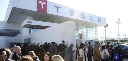 Decenas de personas hacen cola en un concesionario del fabricante de autom&oacute;viles el&eacute;ctricos de lujo Tesla, para adquirir el nuevo veh&iacute;culo Model 3, en California (EE.UU.).