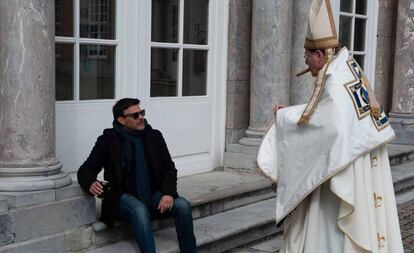 François Ozon (izquierda), en un momento del rodaje de la secuencia inicial de 'Gracias a Dios'.