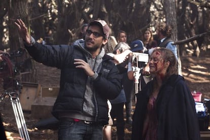 Fede &Aacute;lvarez, durante el rodaje de &#039;Posesi&oacute;n infernal&#039; con la actriz Elizabeth Blackmore.