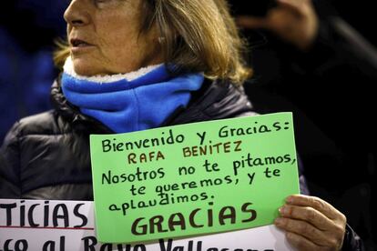 Una aficionada del Valencia enseña su mensaje de apoyo a Rafa Benítez antes del comienzo del partido.  