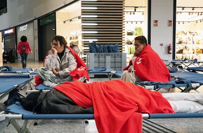 Pasajeros pasan la noche en la estación ferroviaria María Zambrano, de Málaga, durante el apagón.