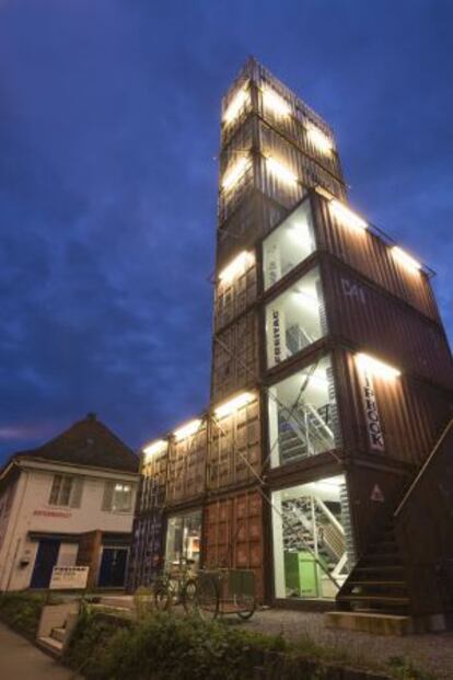 La tienda de bolsos Freitag, en Zúrich (Suiza), está construida con viejos contenedores de barco reciclados. Es un proyecto de Spillmann Eischle