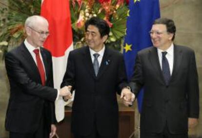 (De izq a der) El presidente del Consejo Europeo, Heman Van Rompuy, el primer ministro nipón, Shinzo Abe, y el presidente de la Comisión Europea, José Manuel Durao Barroso. EFE/Archivo