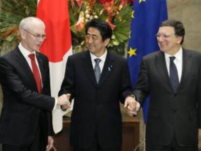 (De izq a der) El presidente del Consejo Europeo, Heman Van Rompuy, el primer ministro nipón, Shinzo Abe, y el presidente de la Comisión Europea, José Manuel Durao Barroso. EFE/Archivo