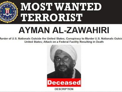 Cartel del FBI de busca y captura de Ayman al Zawahiri, que este martes aparecía ya con la leyenda "fallecido".