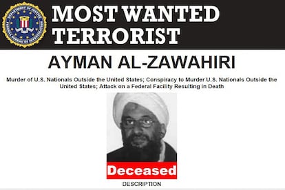 Cartel del FBI de Estados Unidos en el que figura la leyenda "fallecido" sobre la imagen de Ayman al Zawahiri, el líder de Al Qaeda, uno de los terroristas más buscados del mundo.