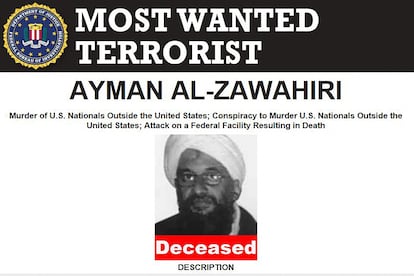 Cartel del FBI de busca y captura de Ayman al Zawahiri, que este martes aparecía ya con la leyenda "fallecido".