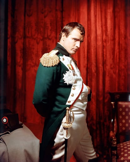 O ator americano Marlon Brando (1924 - 2004) como Napoleão Bonaparte no filme histórico-biográfico 'Désirée, o Amor de Napoleão', de 1954.