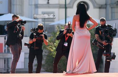 La modelo argentina Georgina Rodríguez, posa para los fotógrafos a su llegada al estreno de 'The Human Voice'.