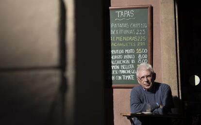 El cantante valenciano Raimon en una terraza de una cafetería del Raval, en Barcelona.