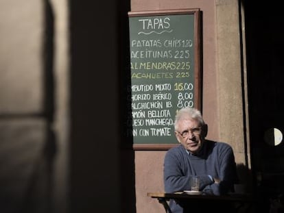 El cantante valenciano Raimon en una terraza de una cafetería del Raval, en Barcelona.