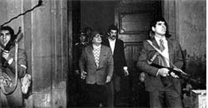 El presidente Salvador Allende (1908-1973) sale escoltado del Palacio de la Moneda el 11 de septiembre de 1973.