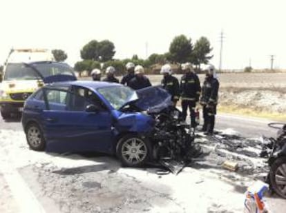 Un coche siniestrado en un accidente de tráfico. EFE/Archivo