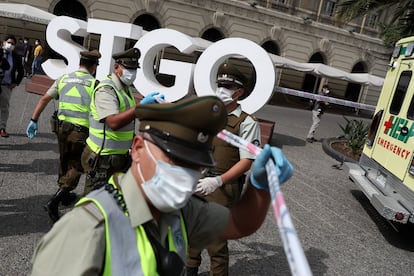 Agentes de policía chilena en la Plaza de Armas, Santiago