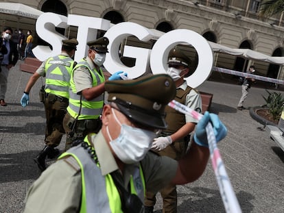 Agentes de policía chilena en la Plaza de Armas, Santiago
