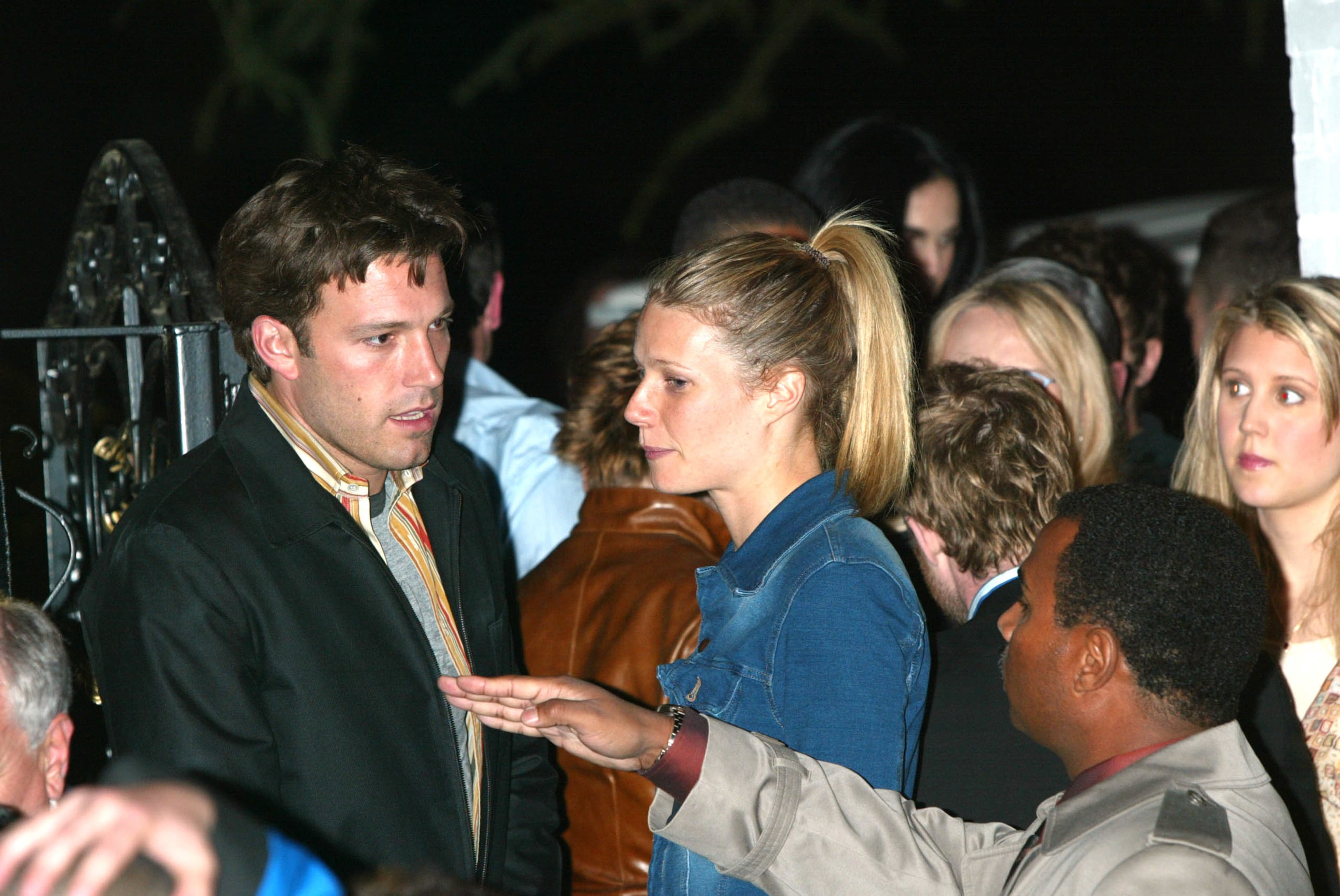 La biógrafa de Gwyneth Paltrow cuenta el motivo de la ruptura con Ben Affleck: “Ella preparaba la cena y él quería salir con sus amigos” 1 Ben Affleck y Gwyneth Paltrow, en marzo de 2002 en Los Ángeles, California.