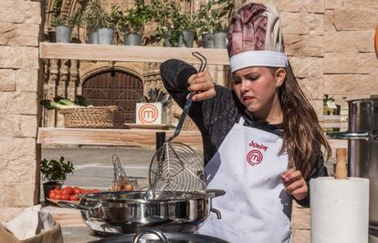 Evelyn, concursante de Masterchef Junior 6, durante una prueba en el programa.