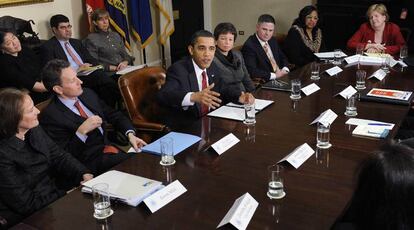 Obama junto a Geithner, tras una reunión el pasado 22 de diciembre en Washington con banqueros de EE UU.