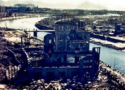 Ruinas del Auditorio de Promoción Industrial de la Prefectura de Hiroshima, el edificio que quedó en pie más cercano a la explosión de la bomba atómica que arrasó la ciudad el 6 de agosto de 1945 y ahora conocido como Genbaku Domu, conservado como símbolo en el Parque Memorial de la Paz.