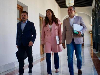Toni Marín, Loles López y Elías Bendodo, los miembros del equipo negociador del PP.