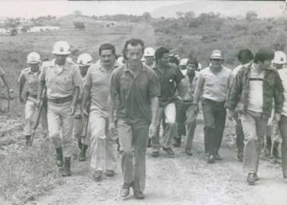 Daniel Camargo, en el centro, acompaña a un destacamento de policías y autoridades para señalar el lugar donde abandonó a varias de sus víctimas, en una imagen de los años ochenta.