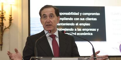 El presidente de Mapfre, Antonio Huertas, durante una conferencia en Santander. 