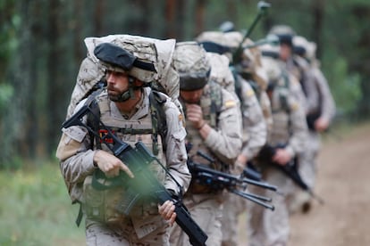 Un grupo de infantes de Marina españoles participa en unas maniobras de la OTAN en Lilaste (Letonia).