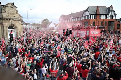 Los jugadores del Liverpool se dieron un baño de multitudes al pasear en un autobús abierto por las calles de esta ciudad inglesa.