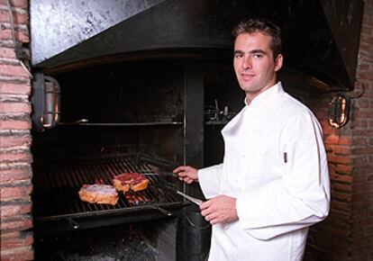 El <i>chef</i> Iñaki Gorrotxategi prepara los chuletones que han logrado la fama del restaurante madrileño Casa Julián de Tolosa.