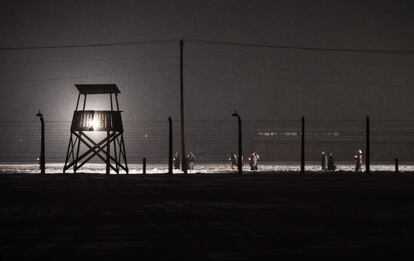 Una torre del antiguo campo de Auschwitz se alza en el camino de los asistentes a la ceremonia del 70 aniversario de la liberaci&oacute;n del campo de concentraci&oacute;n 