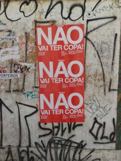 “Não vai ter Copa”, diz um cartaz nas ruas de São Paulo.