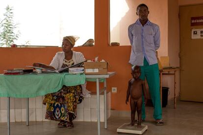 El centro de salud de Beleko abre cada miércoles a las ocho de la mañana una consulta específica para trata la desnutrición infantil. En la imagen, la enfermera, obstetra y coordinadora del programa Madame Khadida Dembele y un enfermero pesan al pequeño paciente Bakary Coulibaly.