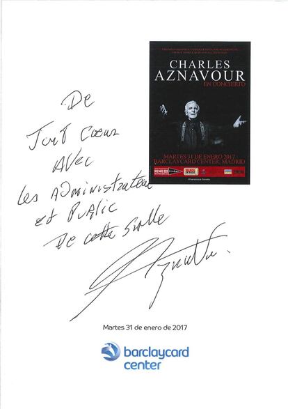 El mito de la canción francesa actuó en el WiZink Center en enero de 2017. En octubre del año siguiente fallecía a los 94 años. "Estaba muy bien, sorprendentemente bien para los años que tenía", nos cuenta la responsable del pabellón describiendo su encuentro con Aznavour que dio como fruto esta firma. "De todo corazón con el administrador y el público de esta sala", dice en el autógrafo.