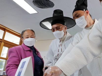 Un grupo de personas en traje tradicional acuden a votar en las elecciones presidenciales de Corea del Sur en la localidad de Nonsan