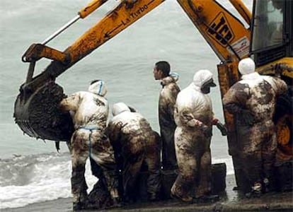 Un grupo de voluntarios recoge fuel ayer en el cabo Touriñán (A Coruña).