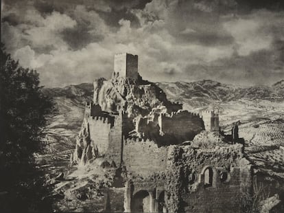 Espectacular toma del castillo de la Iruela, en Jaén, de 1954. Ortiz Echagüe dedicó una serie a castillos y alcázares de toda la Península.