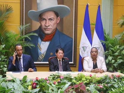 El canciller de Nicaragua, Denis Moncada (al centro), en Managua, tras anunciar este viernes la salida de Nicaragua de la OEA.