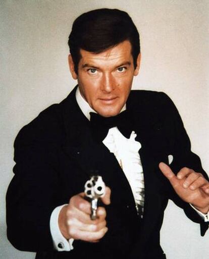 Roger Moore como James Bond em um dos primeiros filmes da saga.